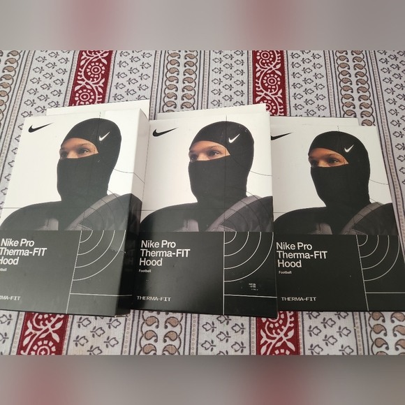 New-In-Box Nike Black Therma-FIT Hood - Picture 1 of 3